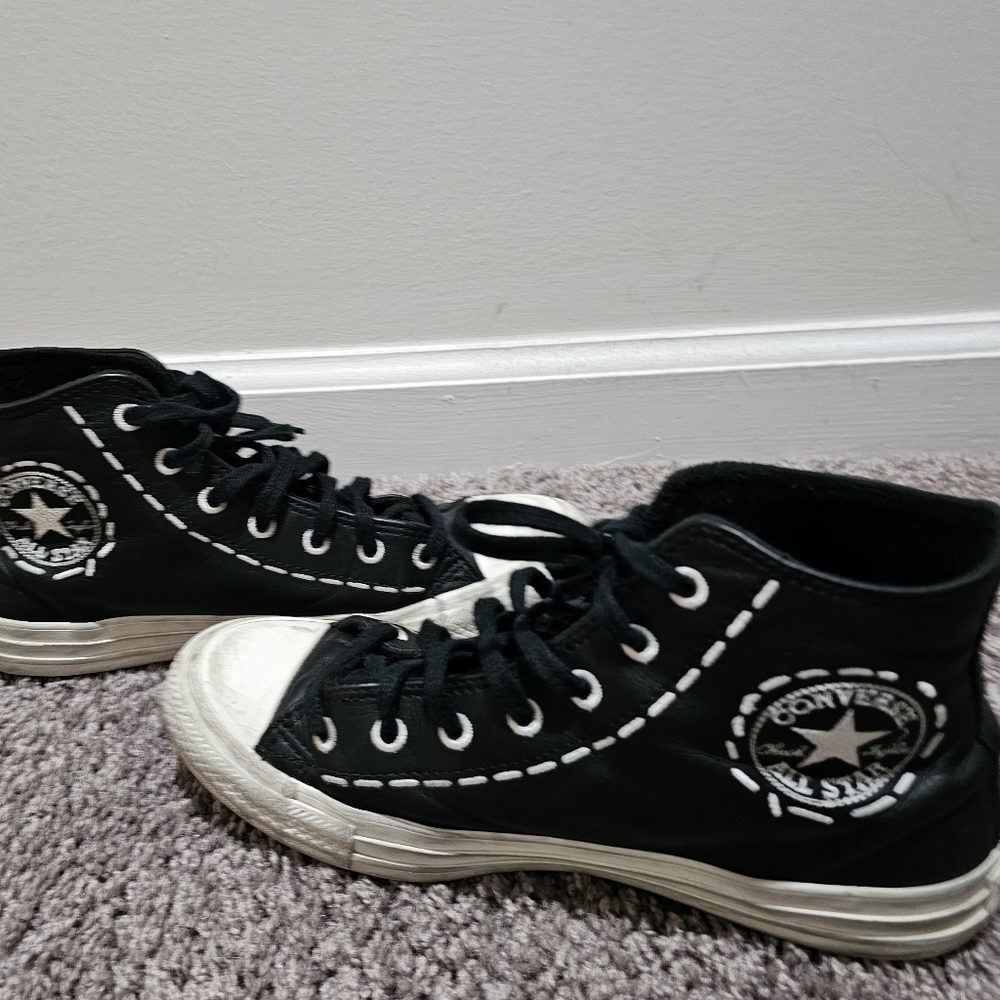 Chuck Taylor Women Leather Converse sneakers  size 8
